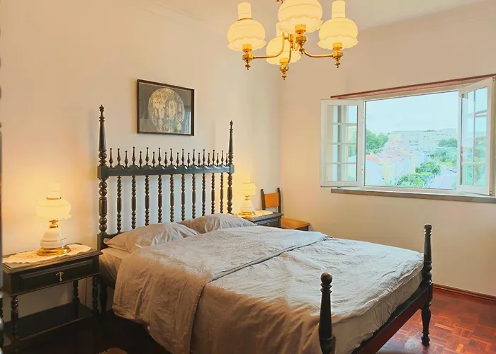 Δωμάτια σε οικογενειακή κατοικία Red Rose Queijas